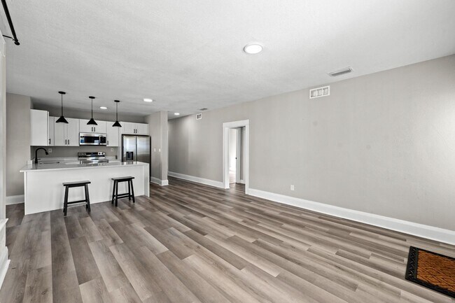 Building Photo - 1010 E Lake Ave