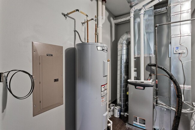 Building Photo - End Unit Townhome Just Blocks Away From Do...