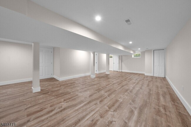 Building Photo - 422 Hollow Rd