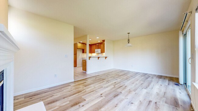 Building Photo - 4740-4744 Starbuck