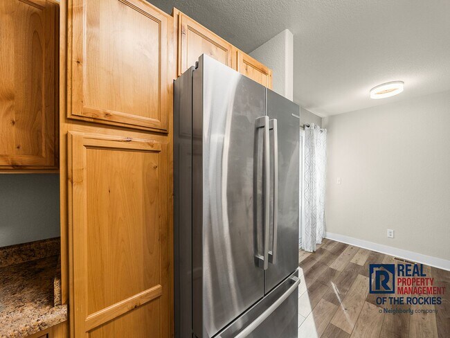Building Photo - Beautiful 2 Bed 2.5 Bath Townhouse in West...