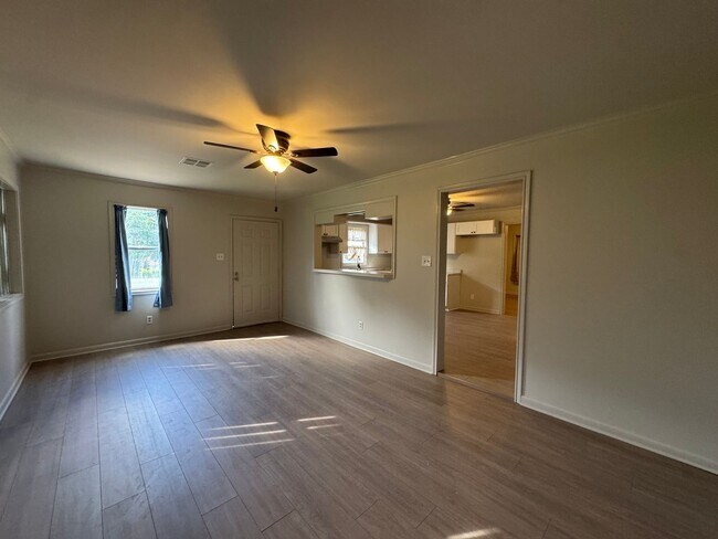 Building Photo - 616 E 11th St