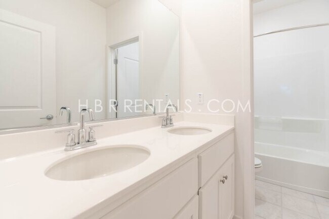 Building Photo - Charming 4-Bed, 3-Bath Home in Lathrop’s T...