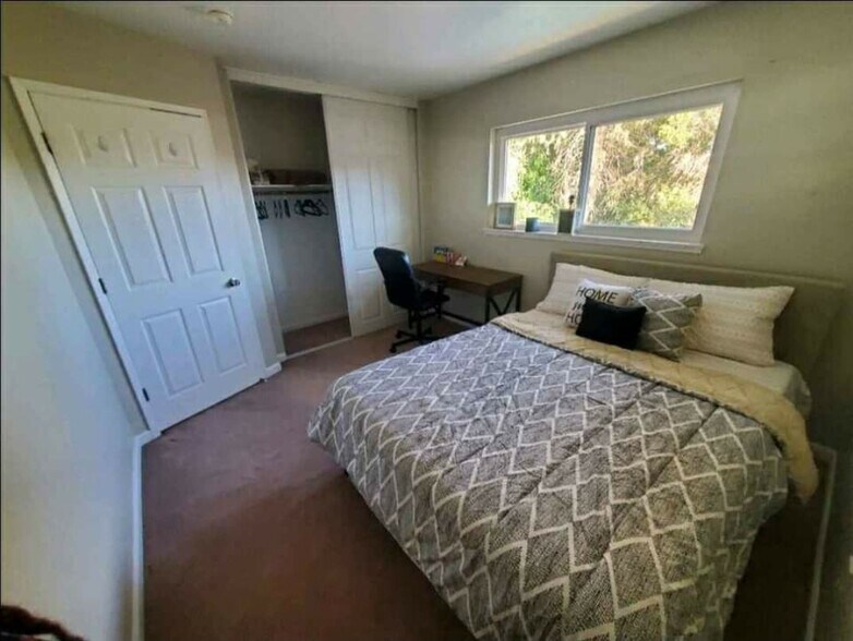 Building Photo - 9056 La Riviera Dr