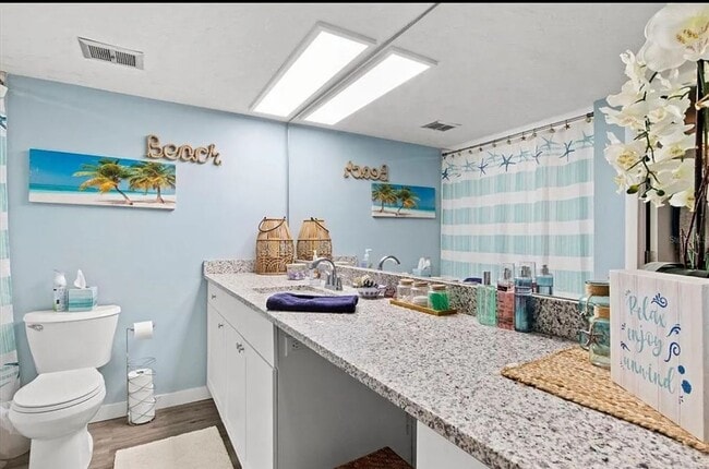 Building Photo - Annual OR Seasonal turnkey FURNISHED 2/2 ground floor condo with golf course and water views