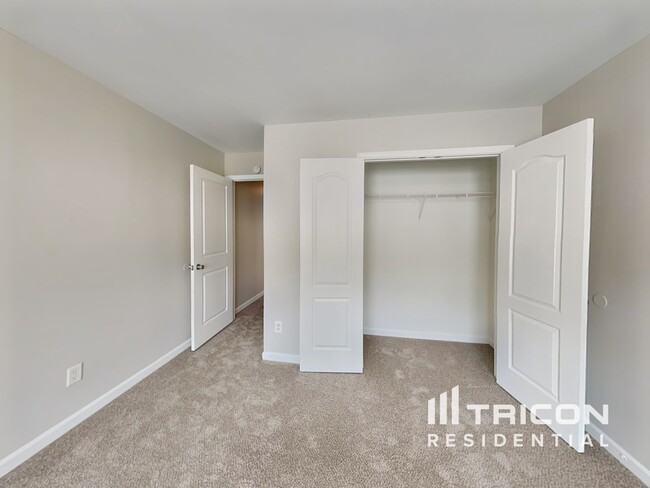 Building Photo - 359 Oakhaven Way