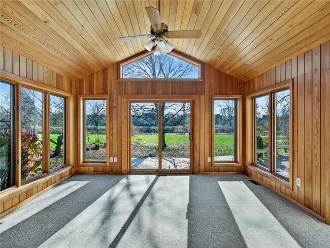 Building Photo - 9 Glen Valley Dr