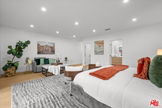 Building Photo - 5815 Saloma Ave