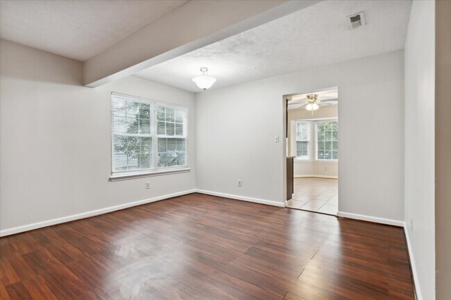 Spacious great room opens to the back deck & the fully fenced backyard - 1644 Skiffes Creek Cir