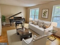 Building Photo - 725 Twin Holly Ln