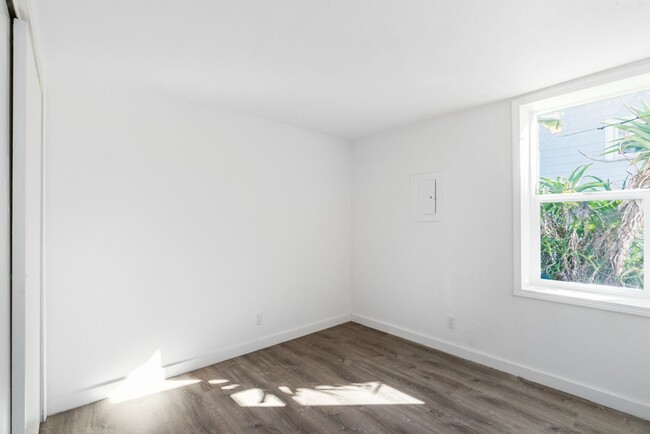 Building Photo - 2120 Lincoln Ave #D - 2 bedroom | 1 bath |...