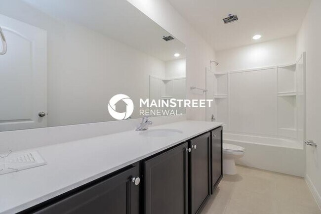Building Photo - 5 Bedroom Pet-Friendly Home in Mascotte, FL with Main Street Renewal