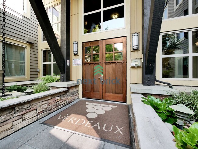 Building Photo - Beautiful 2 Bed 2 Bath for Rent with desig...