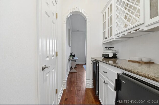 Building Photo - Exquisite custom home with high end finishes located in the gated community of Maple Ridge Village