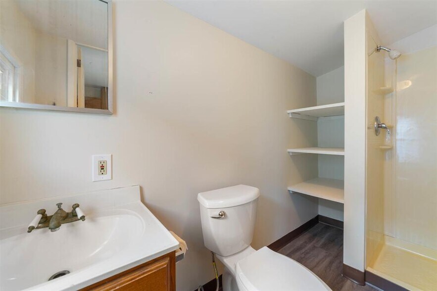 Building Photo - 325 E 8th St