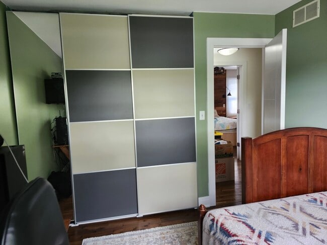 Building Photo - 301 Oakbrook Ct
