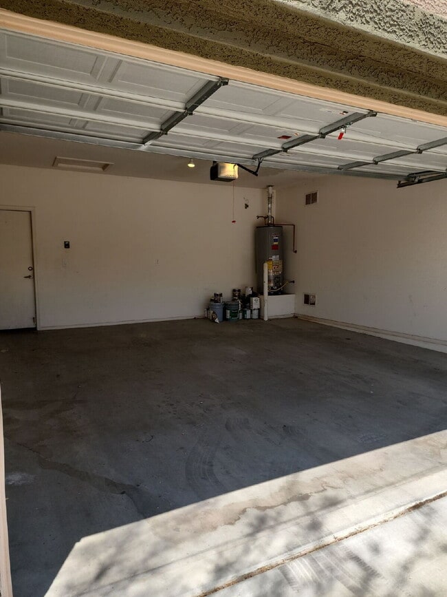 Building Photo - "Charming Anthem Retreat: 3-Bed, 2-Bath Ge...