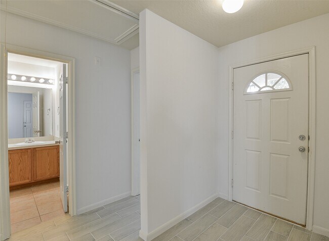 Building Photo - 2825 Woodspring Forest Dr