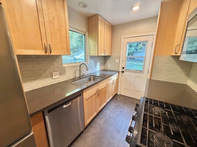 Building Photo - Charming El Segundo Bungalow w/ In-Unit Laundry & Huge Backyard!