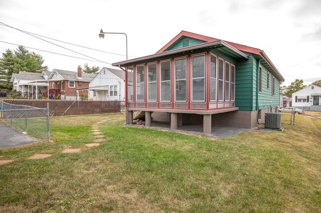 Building Photo - Adorable North Hampton House - Must See!