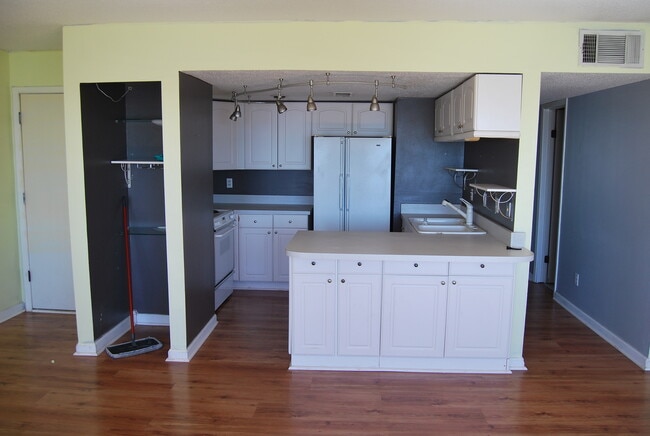 Building Photo - Bayfront Beauty with Sunset Views