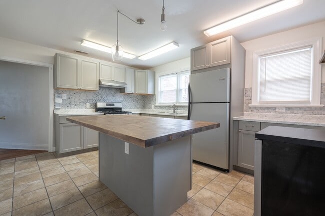 Building Photo - MOVE IN READY 3 Bedroom in Chesapeake!