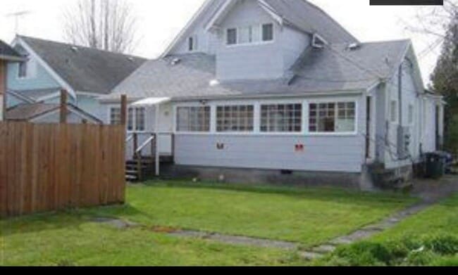 Building Photo - Charming 2-bedroom unit in fourplex