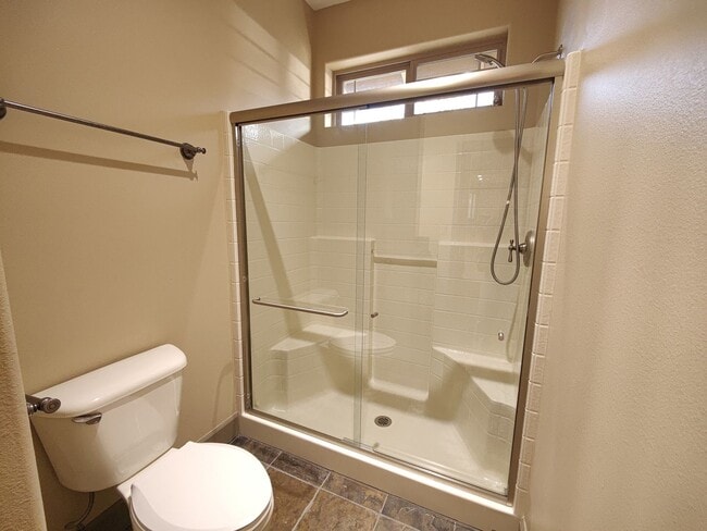 Building Photo - Single Level 4 Bedroom 3 Bath Beauty