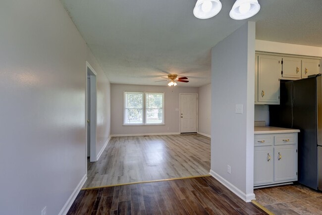 Building Photo - 204 Bob White Dr