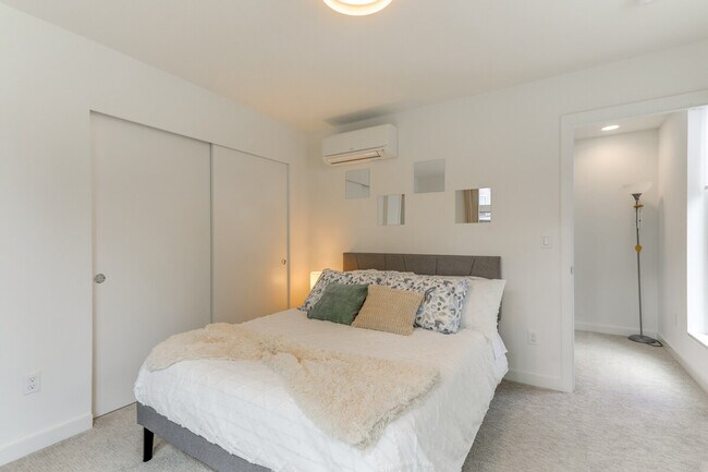 Building Photo - 128A W Florentia St