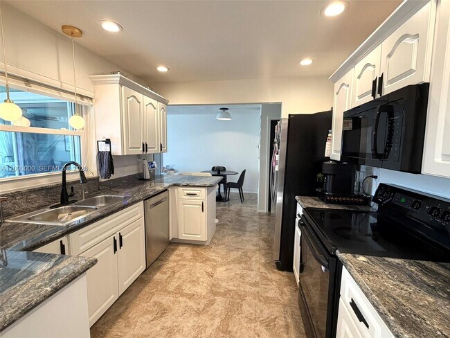 Building Photo - 5704 SW 116th Ave