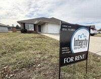 Building Photo - 417 NW Woodbury Dr