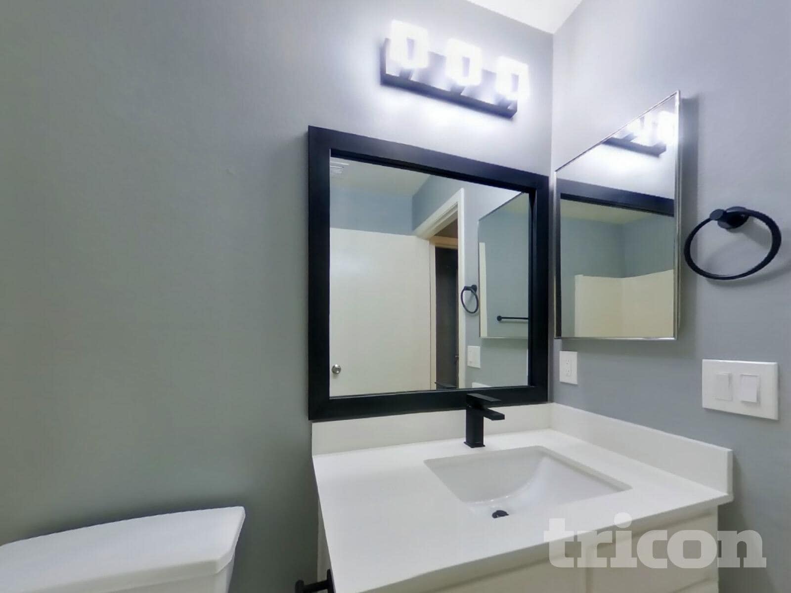 Building Photo - 8610 W Echo Ln