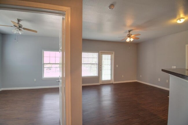 Building Photo - 2320 Gracy Farms Ln