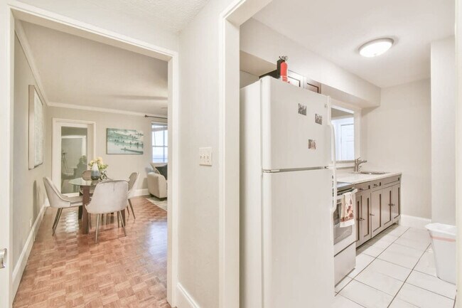 Building Photo - 300 W Peachtree St NW