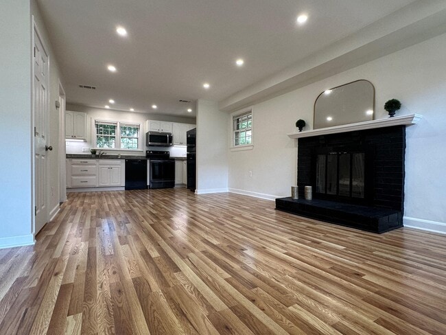 Building Photo - 411 Hampton Ct