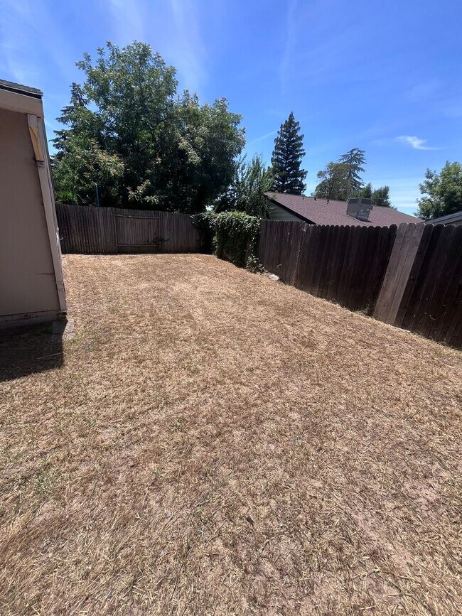 Building Photo - BEAUTIFULLY REMODELED 3 BEDROOM DUPLEX!!