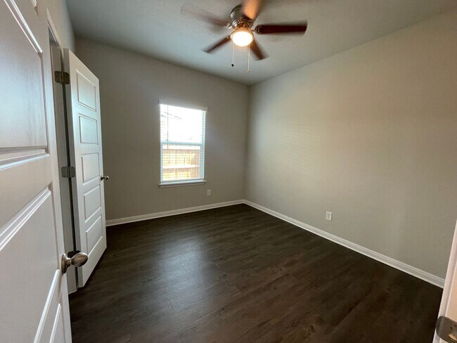 Building Photo - Luxury 3x2 Duplex in Seguin, TX!