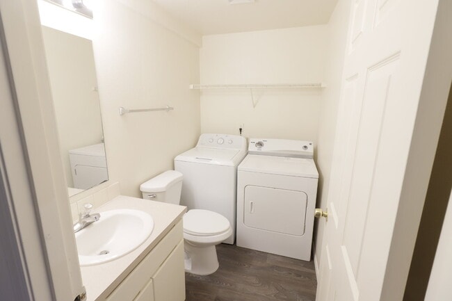 Building Photo - Newly updated Spacious 3 bedroom 2 bath Duplex in Hubbard.