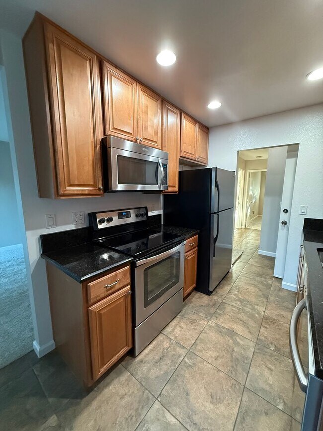Building Photo - Excellent 2 bedroom 2 bathroom single story condo with private backyard.