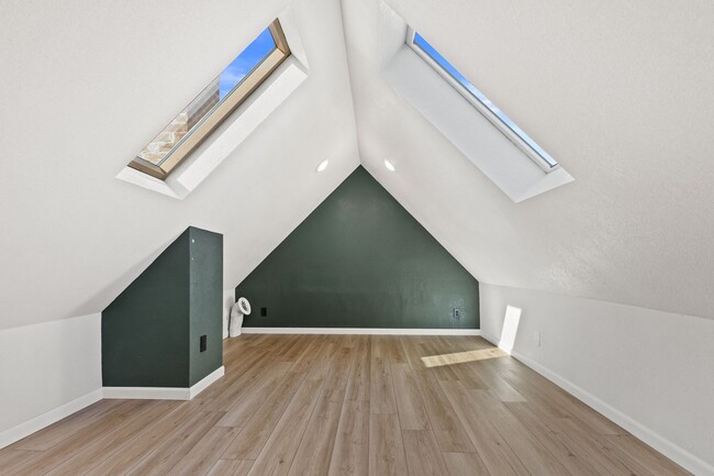 Building Photo - Modern 1-Bedroom Loft in Bay View – Update...