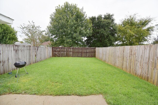 Building Photo - 2BR Patio Home with Open Layout, LVP Flooring, Private Fenced Yard, HOA Lawn Care & Convenient Bl...