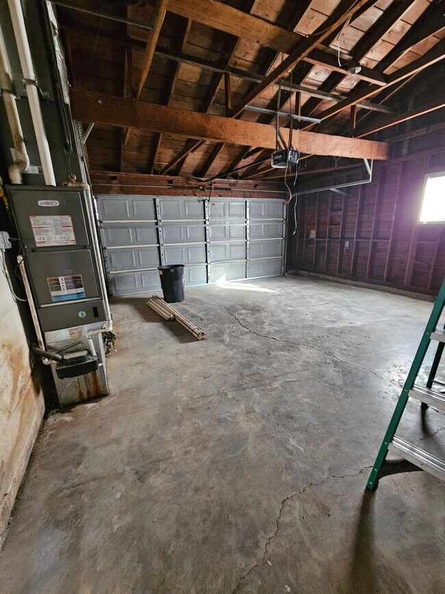 Building Photo - Delightful Home Within Minutes to Everything