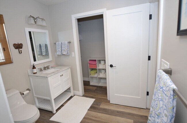 Building Photo - Charming Studio Guest house: Furnished Vacation Rental