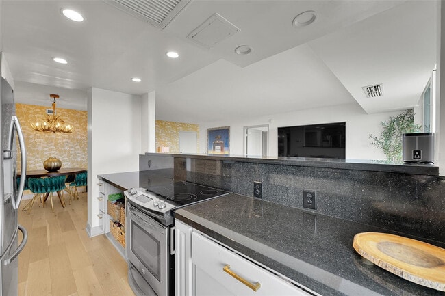 Building Photo - 2841 N Ocean Blvd