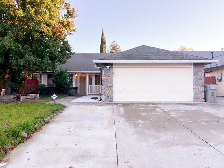 Building Photo - 5920 Laguna Ranch Cir