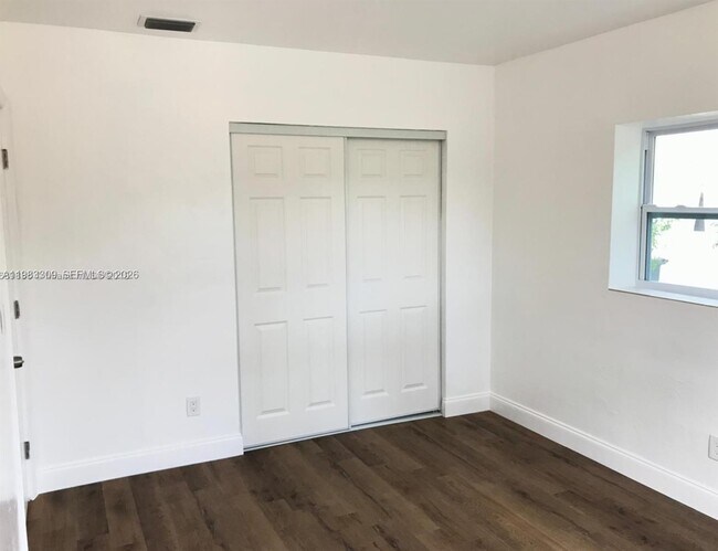 Building Photo - 6710 SW 18th Ct