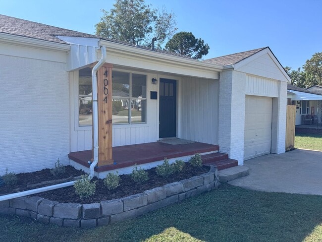 Building Photo - Updated Midtown Bungalow Charmer! 2 Bed 1 ...