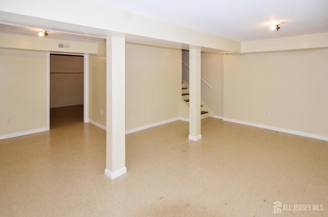 Building Photo - 202 Hidden Village Dr
