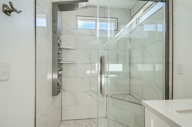 Building Photo - Lovely 3 BDR/3BA Home - 20 Minutes to Denver